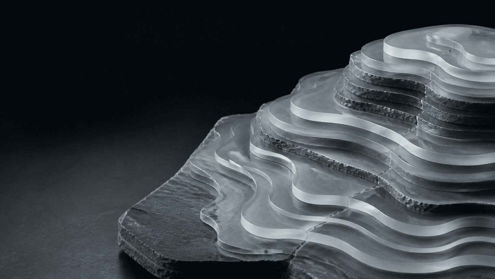 Glass topography crossed by a restrained citron route seam